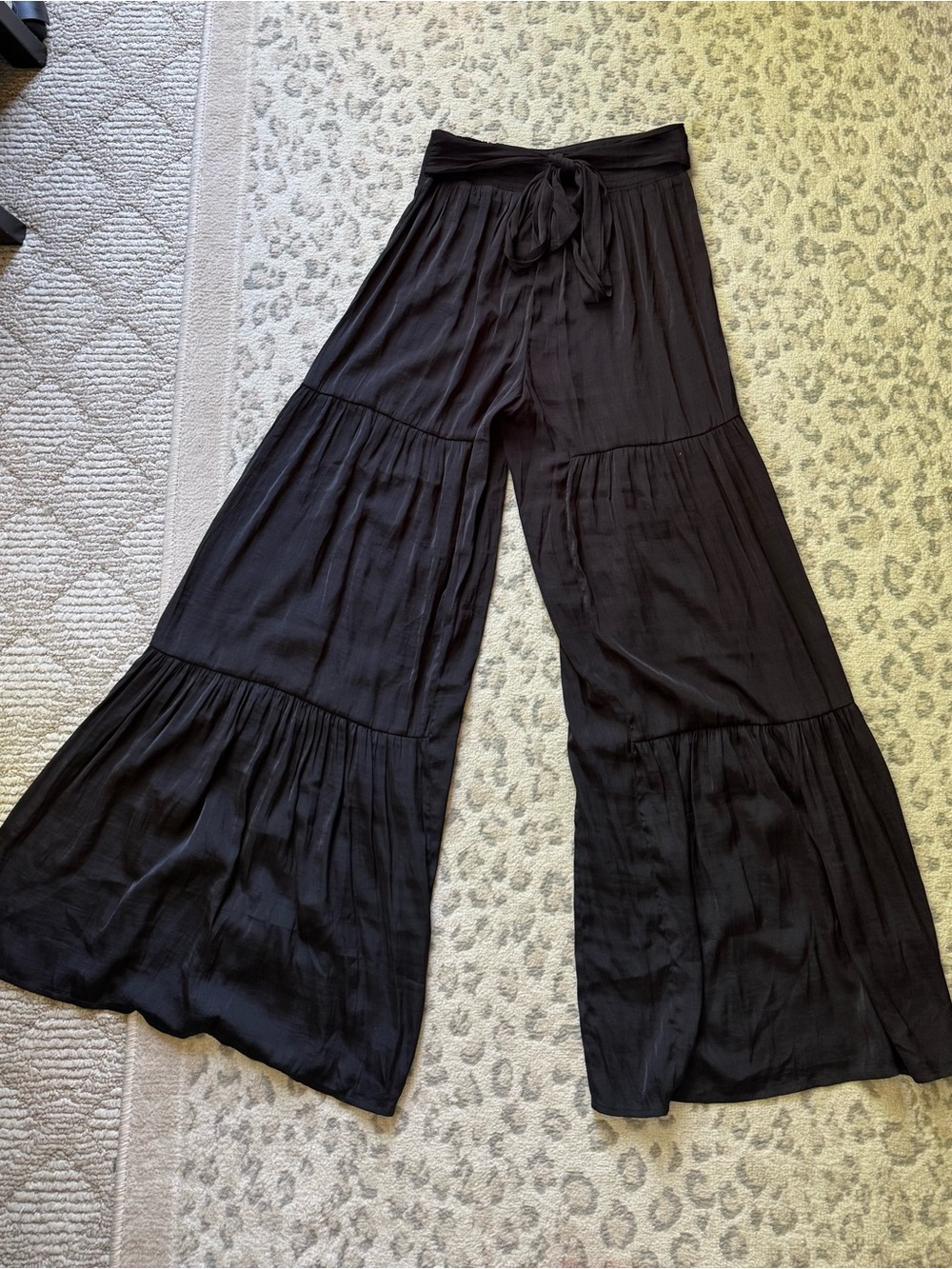 eesome Black Wide-Leg Tiered Palazzo Pants with Tie Waist